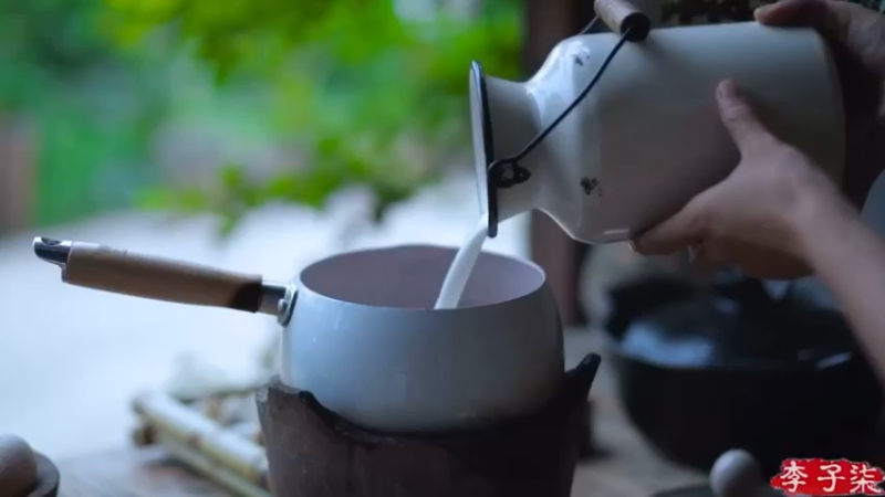李子柒：玫瑰花米藕