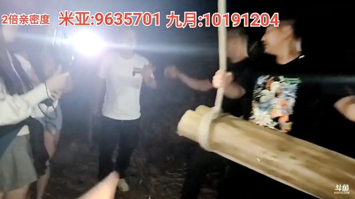 鱼总和美女坐完秋千就走了，思域哥还没玩呢，唉