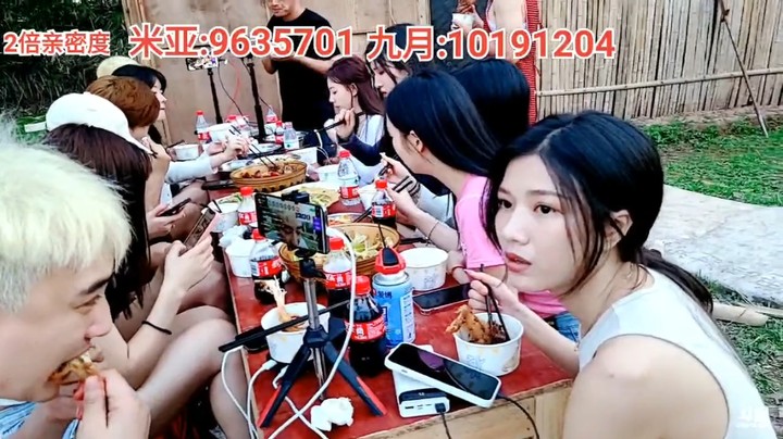 大家都在吃饭，三娃和米亚过去喂狗，够意思啊