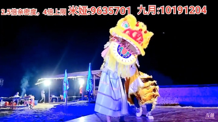 爱乐之村：浩哥和三娃的舞狮子表演，大家说这是毛毛虫吧