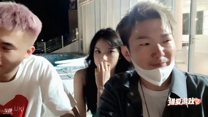 猎爱游戏2：小王哥和男的聊天，后面的美女真漂亮