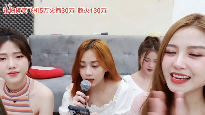 美女小姐姐唱歌很好听，大海和空姐在旁边说