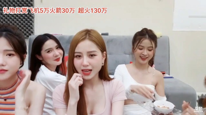 美女大海连续唱歌很好听，美女空姐和龙哥真好看