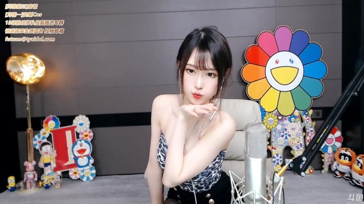 腐团儿美女小姐姐比心真可爱，还说吃东西，很自律