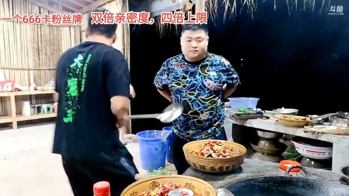 三娃又做好了一道菜，马上要吃饭了，米亚还没到