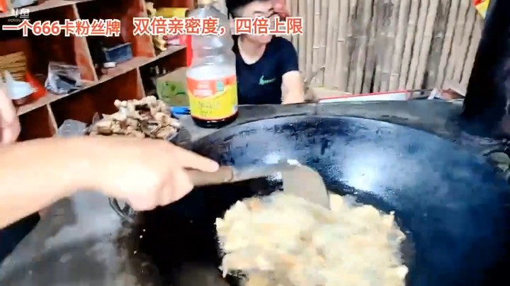 浩哥不在，三娃油炸美食给几个大哥吃