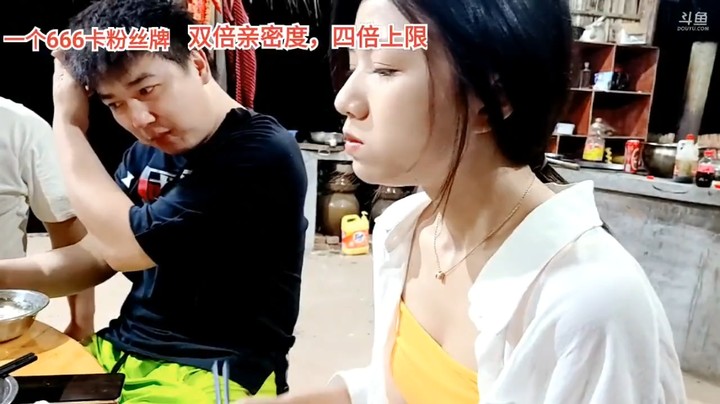 三娃和大家在吃饭，大家说米亚到了，三娃去接