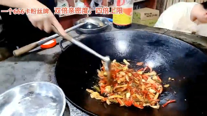 三娃做辣椒炖鱼仔，看起来很好吃，大补啊
