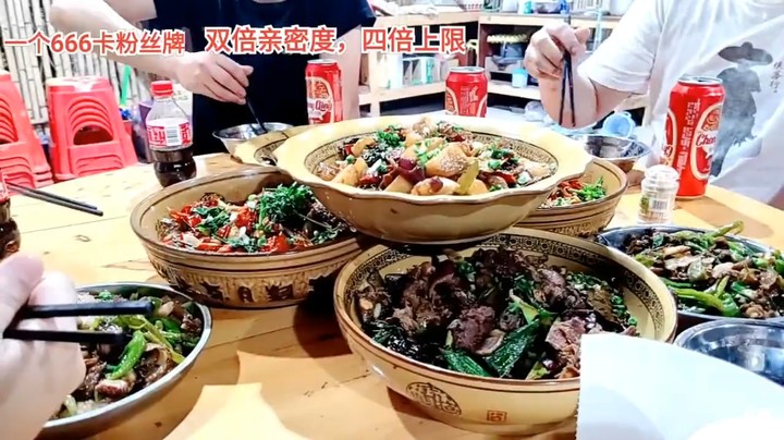 浩哥不在，基地来了很多大哥，这是今年在基地最好的大餐了吧