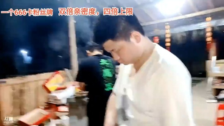 三娃忙在做菜给大家吃，茵茵怪聊天还是有意思