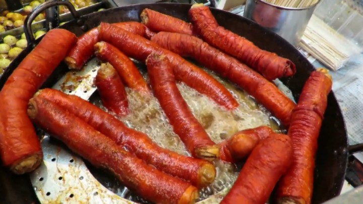 香港街边小吃，酥炸大肠，红卜卜肥美炸猪大肠，香脆好食，石磨肠粉嫩滑好食