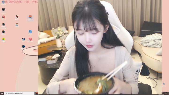 美女布丁穿了一下新衣服就开始吃外卖，看起来不错