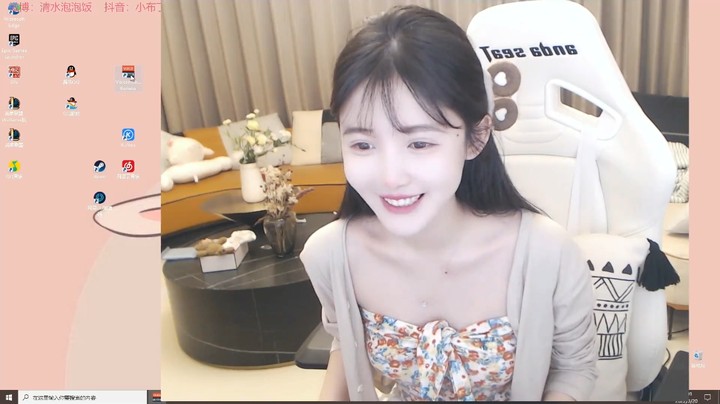 美女布丁今天穿的好成熟，还给大家看新衣服