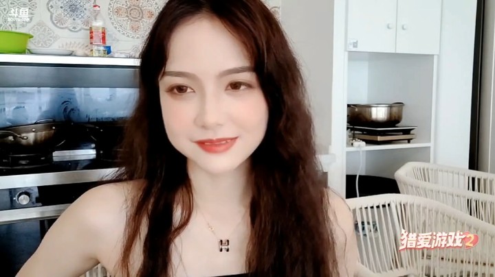 猎爱游戏2美女库里真漂亮，还是不戴眼镜好看啊