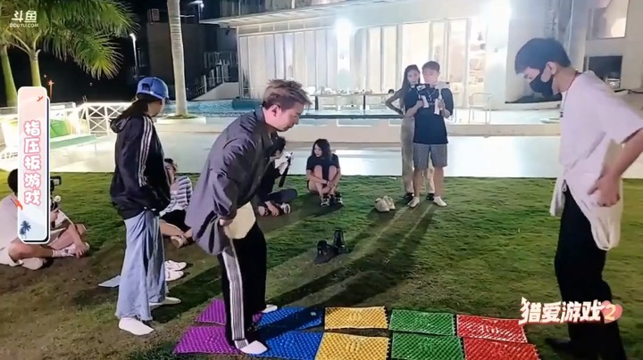 猎爱游戏2小王哥和小莫玩游戏，结果摔倒了