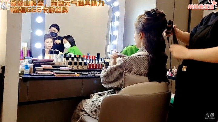 浩哥要和王木木拍摄结婚照，大哥说不要放弃