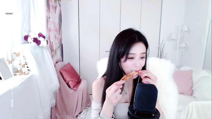 蘭七直播吃东西，不错啊