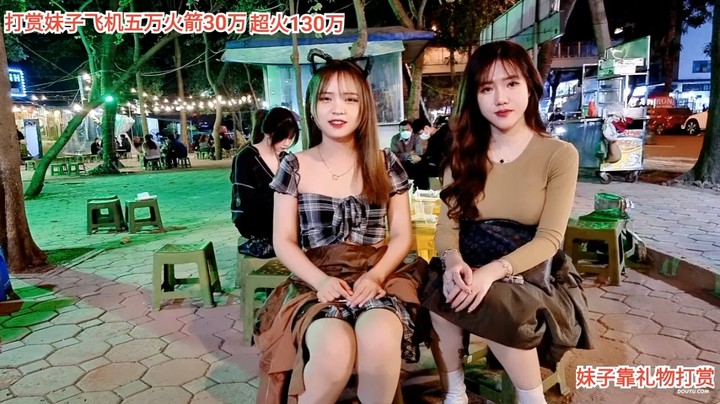 美女空姐帮新妹子拉票， 新妹子好可爱啊