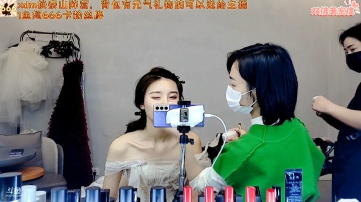 吃完饭化妆师帮王木木补妆，浩哥去NN了