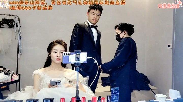 浩哥看着王木木化妆准备拍婚纱照，浩哥穿西服好看