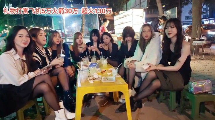 一群美女在户外吃东西聊天，左边第一个小心很可爱