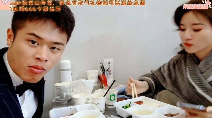 浩哥和王木木拍婚纱照中途吃午饭