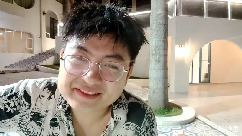 我在斗鱼看火力堂主直播户外