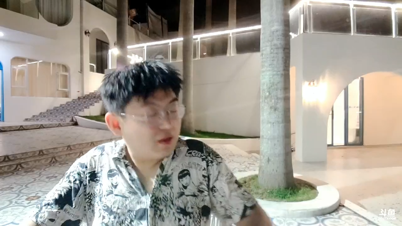 我在斗鱼看火力堂主直播户外