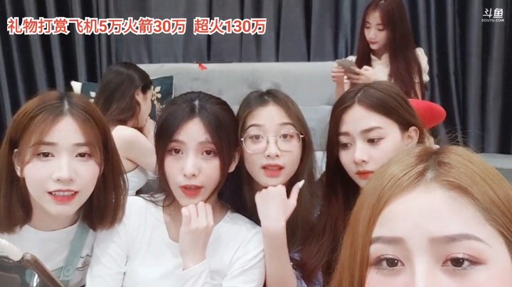 美女演唱流行歌曲很好听，美女大海气氛担当
