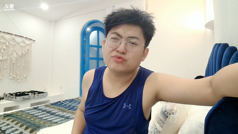 我在斗鱼看火力堂主直播户外