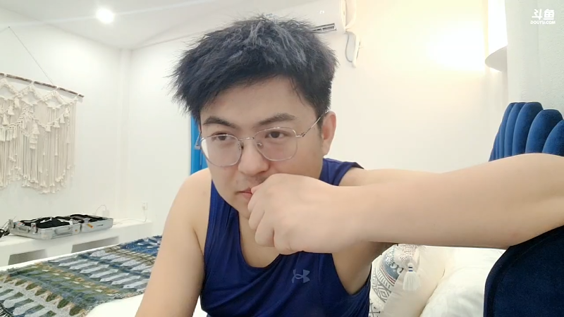 我在斗鱼看火力堂主直播户外