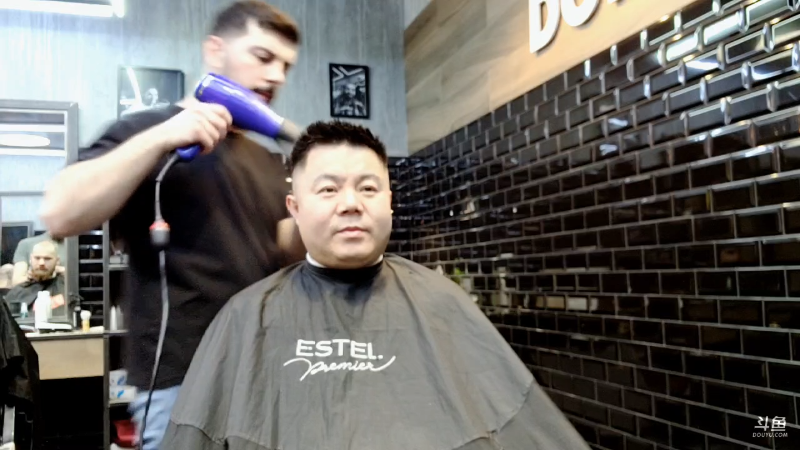 这个俄罗斯男理发师胳膊上的毛比我胳膊上的毛还扎眼～