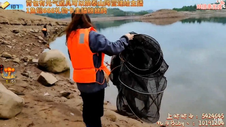 三娃教美女放地笼，有东西吃了啊