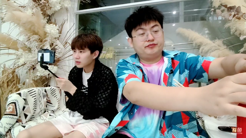 我在斗鱼看火力堂主直播户外