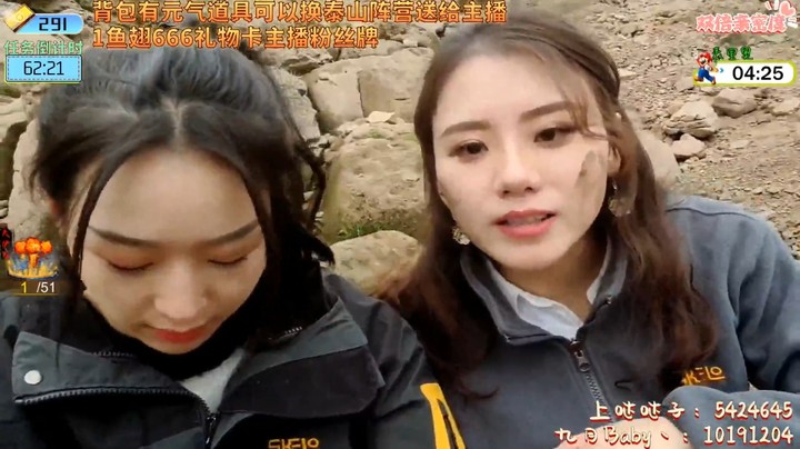 美女哒哒脸上涂泥巴还有说有笑，很接地气