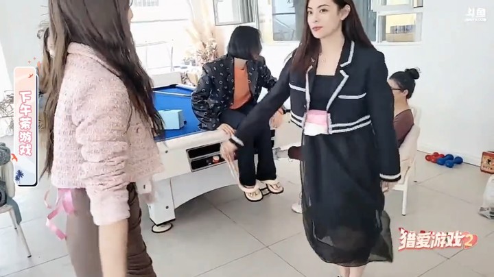 猎爱游戏2小王哥看两个美女玩游戏真搞笑，刺激啊