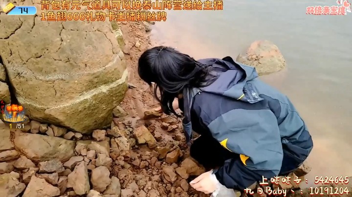 三娃看着美女九月在湖边找螃蟹，真是有意思