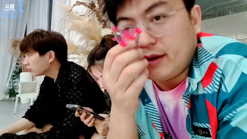 我在斗鱼看火力堂主直播户外