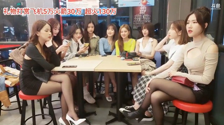 一群美女在店里吃美食，龙哥和大海在前面好看啊