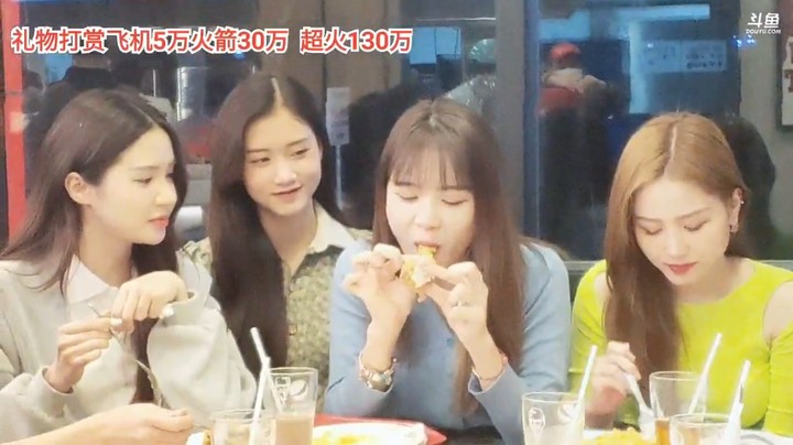 美女可爱多表演大口吃鸡腿，厉害啊
