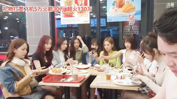 一群美女吃美食，文轩短袖，龙哥穿毛衣，天差地别啊