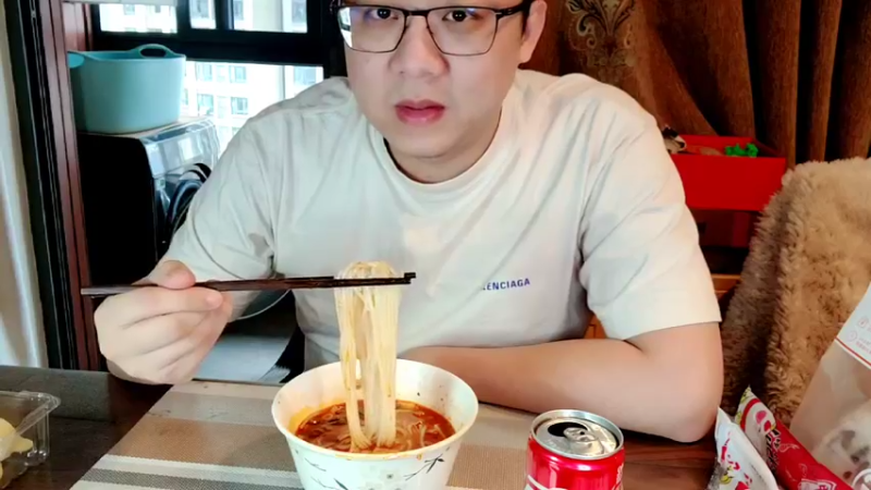 【2022-03-24 17点场】小鱼小鱼吃虾米：hi，我来啦