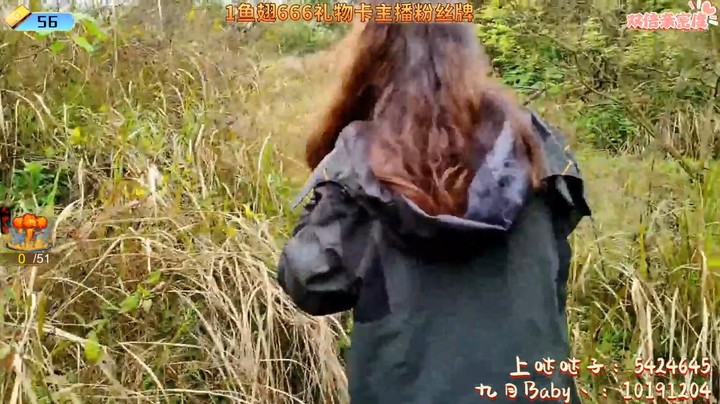 三娃和两个美女在山上走