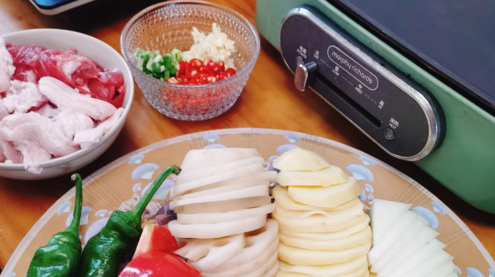 这个封面的意思就是——下饭