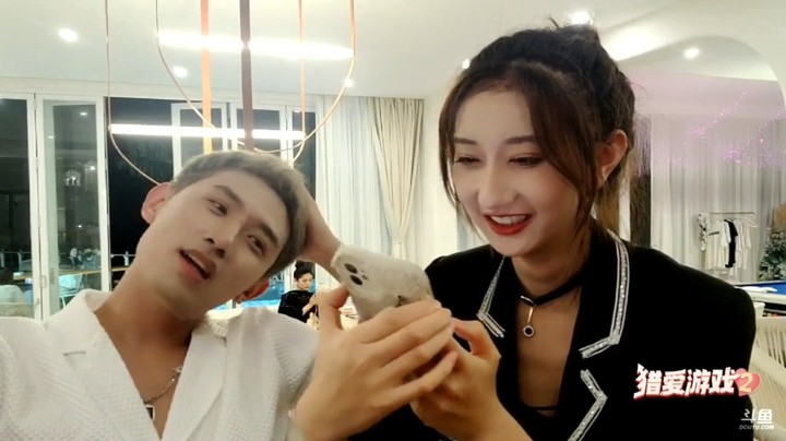 猎爱游戏2博哥和美女聊天真有意思，美女笑的开心