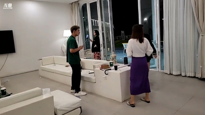 小王哥抱着女嘉宾做蹲起，厉害啊