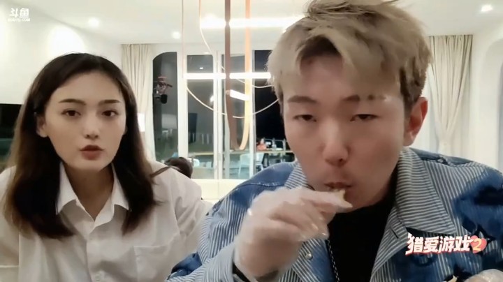 猎爱游戏2美女很快吃饱，小王哥一个人吃鸡真快乐