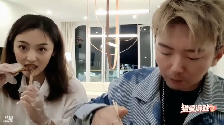 猎爱游戏2小王哥叫了外面和美女一起吃美食，快乐啊