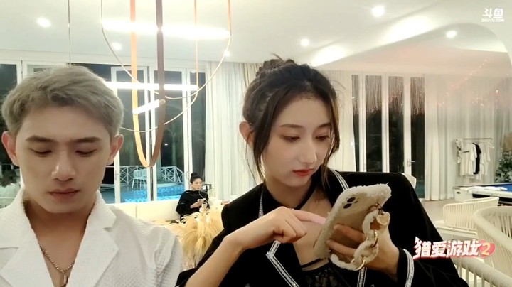 猎爱游戏2博哥和美女聊天，博哥差点亲上去