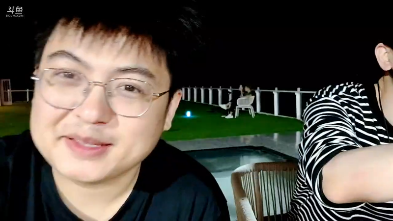 我在斗鱼看火力堂主直播户外